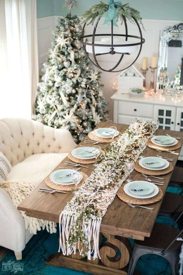 14. Decora&ccedil;&atilde;o de natal para sala de jantar com centro de mesa em macram&ecirc; &ndash; Por:&nbsp;The DIY Mommy