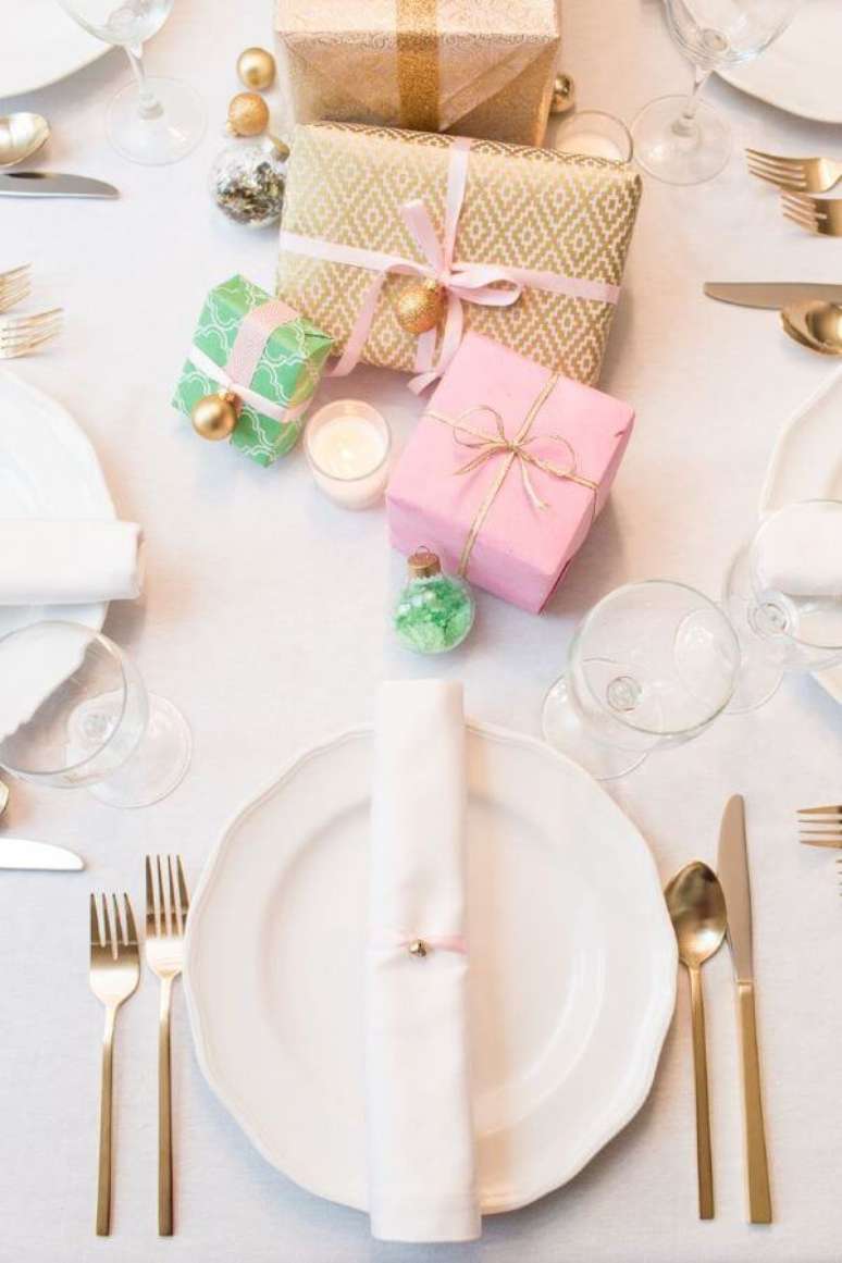 15. A decoração de natal para sala de jantar pode ter lindos enfeites no centro de mesa – Por: Charlie Julien