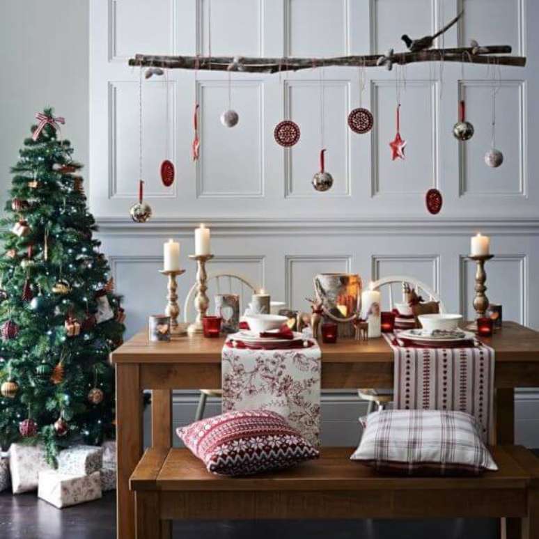 17. Escolha enfeites e velas para sua decoração de natal para sala de jantar – Por: Pinterest