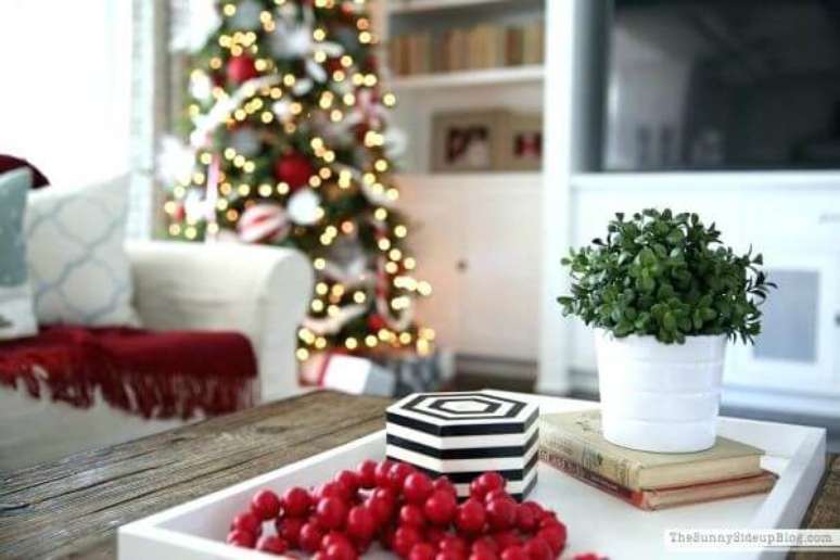19. Use elementos com as cores do natal na decoração de natal para sala de estar – Por: Dhammapreeda