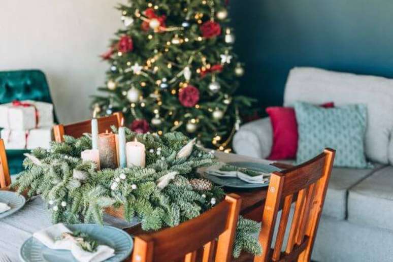 20. Decoração de natal para sala simples e barata – Por: House Beautiful