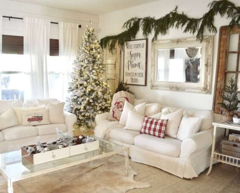 23. Use as cores vermelho, verde e branco na sua decora&ccedil;&atilde;o de natal para sala simples e barata &ndash; Por: Pinterest