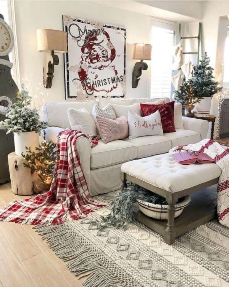 22. Sala de estar com decoração de natal em todos os detalhes, até nos quadros! – Por: Pinterest