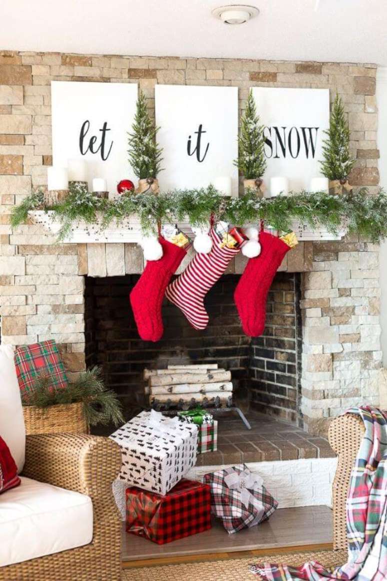 26. A decoração de natal para sala de estar com meias é linda e temática – Por: Pinterest