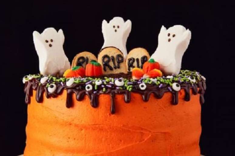 47. Bolo de Halloween com massa laranja e fantasmas. Fonte: Pinterest