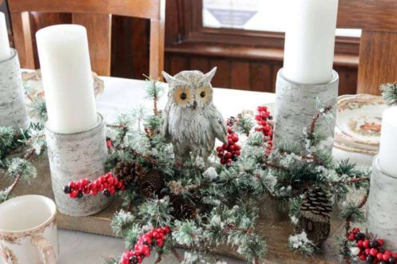 28. Aproveite as velas e estátuas temáticas para usar na decoração de natal para sala de estar – Por: Cleverly Simples