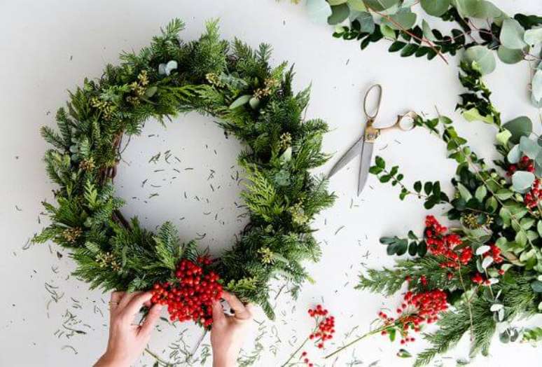 29. Faça a guirlanda de natal para usar na sua decoração de natal para sala com muito estilo! – Por: The Fresh Hexange