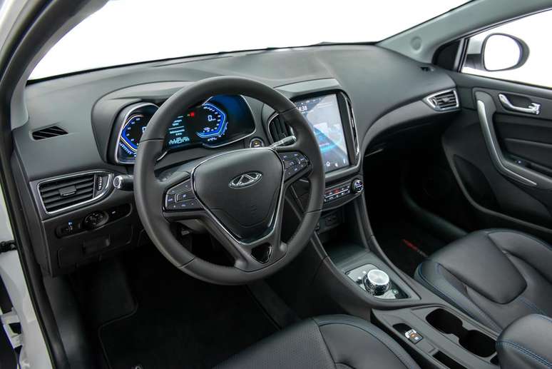 O interior traz uma enorme tela t&aacute;til central e acabamento de bom gosto.