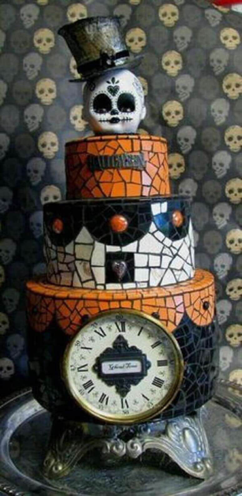 50. Bolo de Halloween de três andares com design assombroso. Fonte: Pinterest