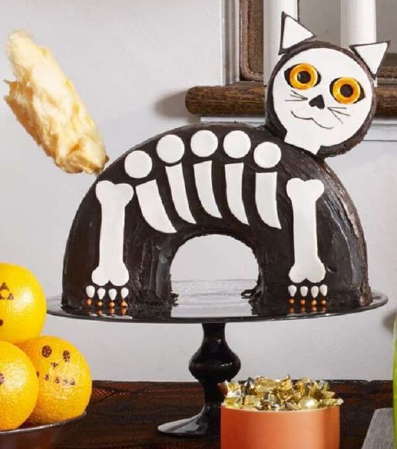 55. Bolo de Halloween simula o esqueleto de um gato. Fonte: Pinterest