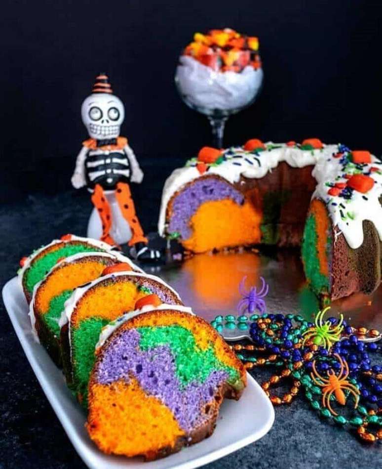 90. Bolo de Halloween feito com camadas coloridas. Fonte: Pinterest