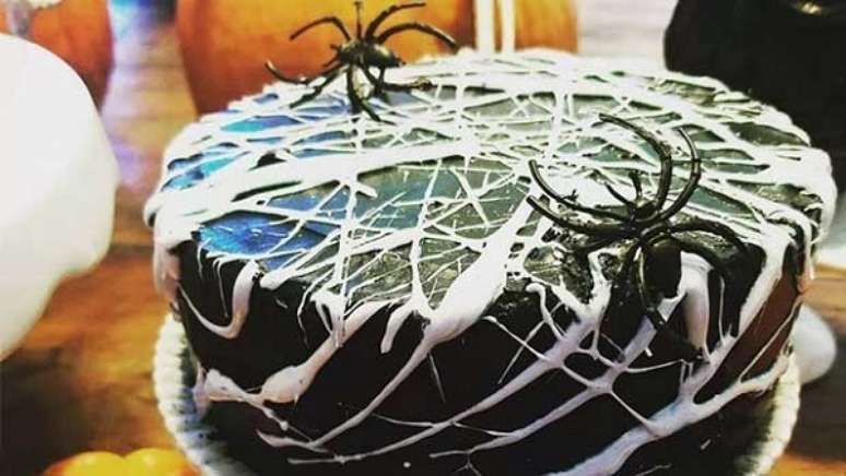 15. Bolo de Halloween simula as tramas de uma teia de aranha. Fonte: Pinterest