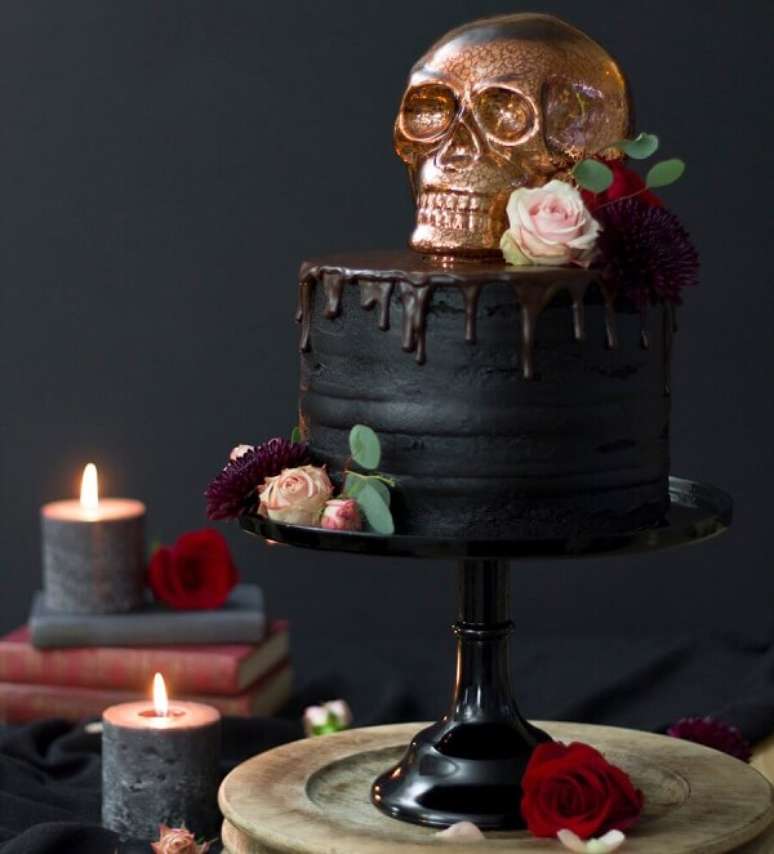 63. Bolo de Halloween preto com caveira dourada. Fonte: Pinterest