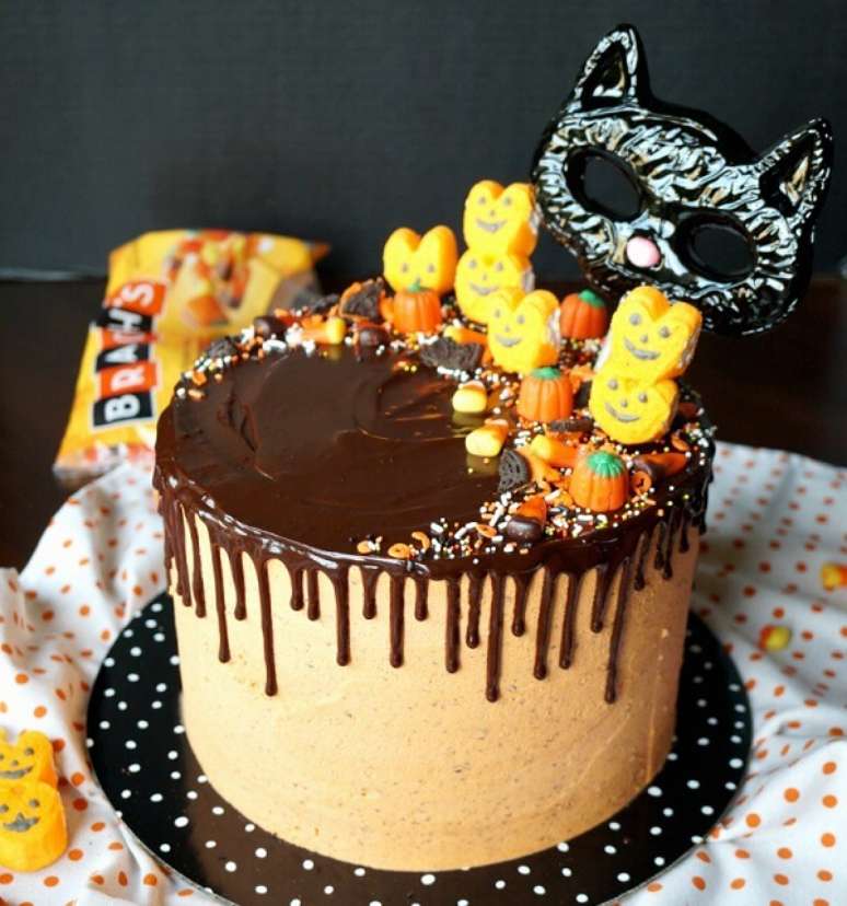 54. Gato preto e abóboras complementam a decoração do bolo de Halloween. Fonte: PInterest