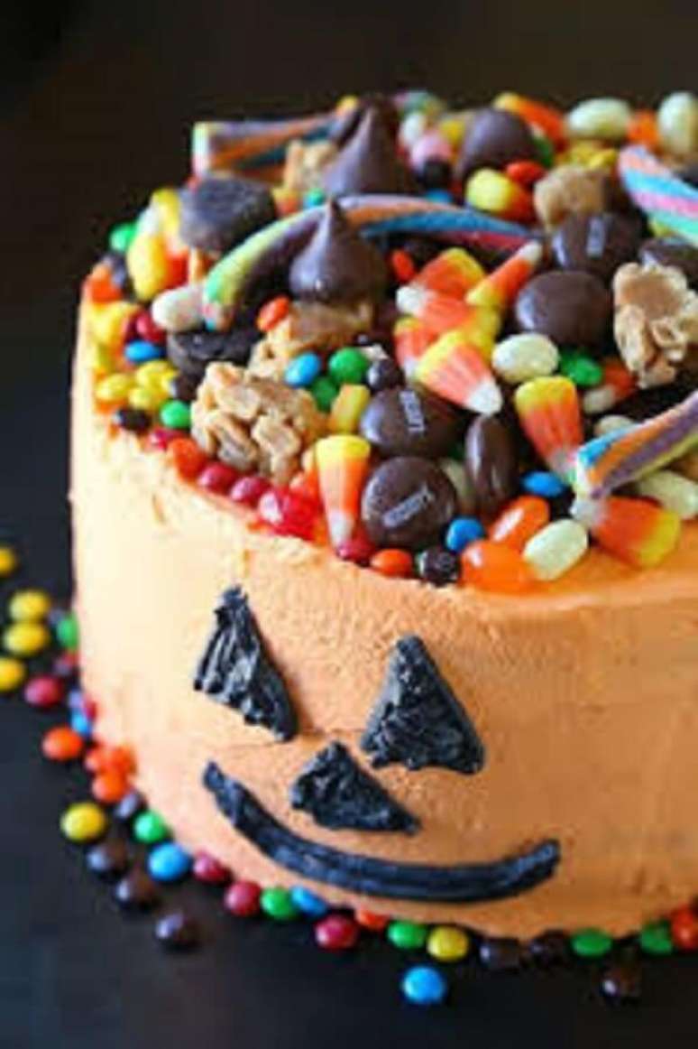 65. Bolo de Halloween simples com muitos doces. Fonte: Pinterest