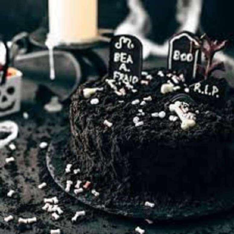 66. Bolo de Halloween feito com massa preta. Fonte: Pinterest