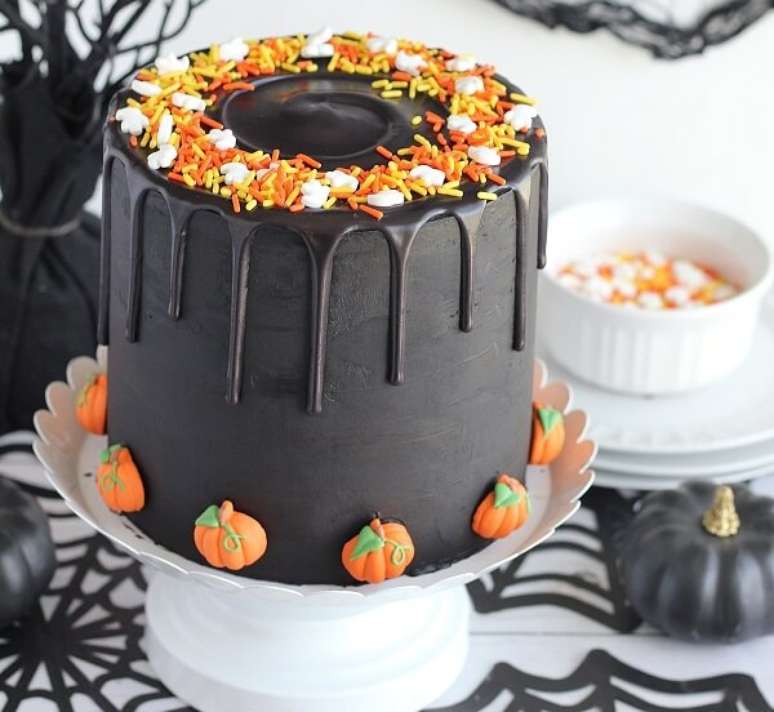 73. Bolo de Halloween feito com massa preta e abóboras de pasta americana. Fonte: Pinterest