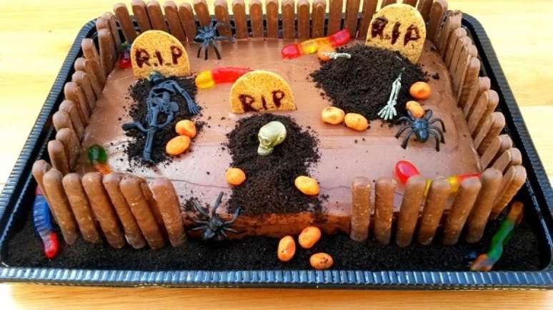 14. Bolo de Halloween simula uma área de cemitério. Fonte: Pinterest