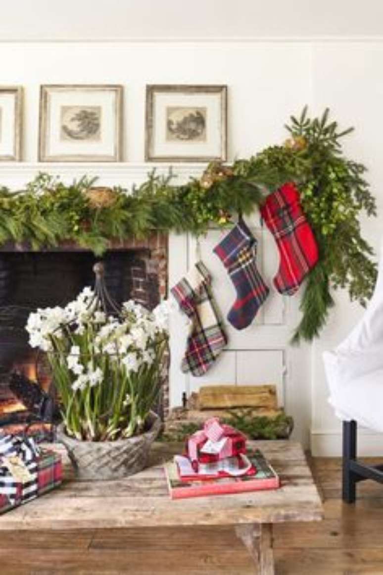 31. Use as meias estampadas para ter uma linda decoração de natal para sala de estar – Por: Pinterest