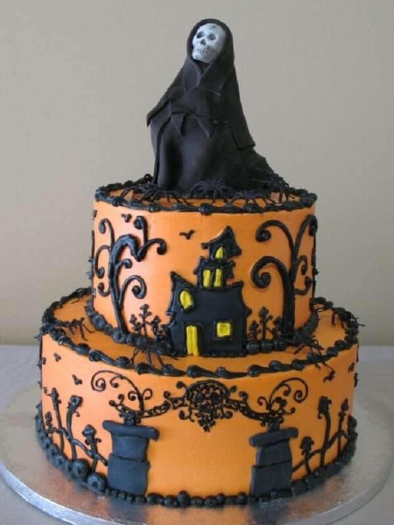 75. Bolo de Halloween feito com dois andares e caveira no topo. Fonte: Pinterest