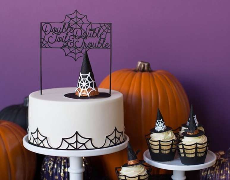 92. Bolo de Halloween com massa branca e detalhes delicados. Fonte: Pinterest
