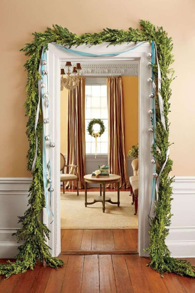 32. A porta da sala pode ser decorada com plantas para sua decoração de natal para sala ficar ainda mais bonita – Por: Southern Living