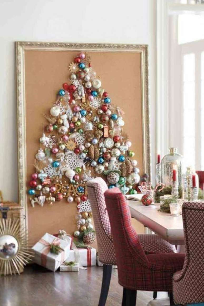1. Quadro criativo usado para representar a árvore na decoração de natal para sala pequena – Por: Musicments