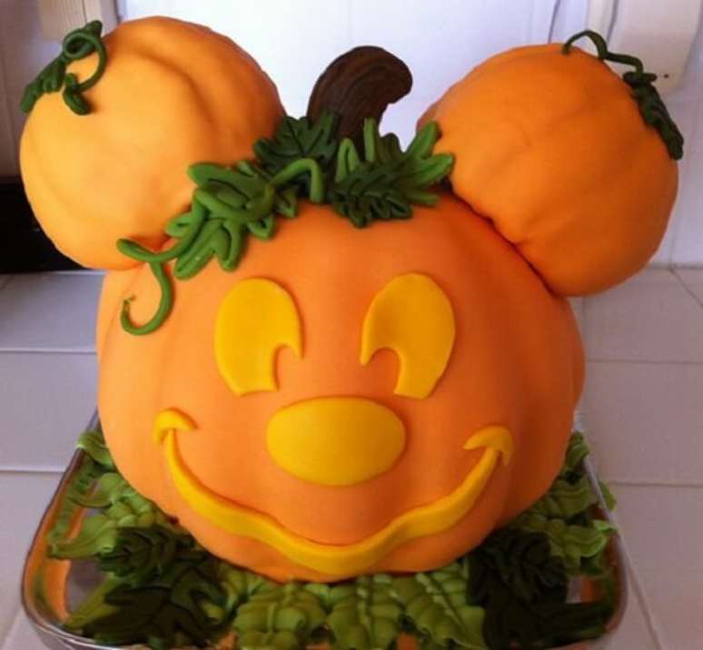 76. Que tal unir bolo de Halloween com o Mickey. Fonte: Pinterest