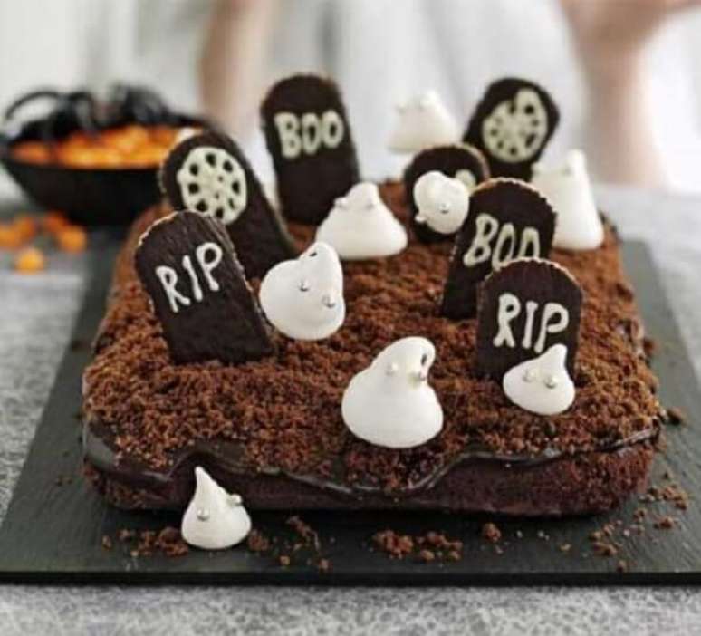 77. Bolo de Halloween simples com elementos de cemitério. Fonte: Pinterest