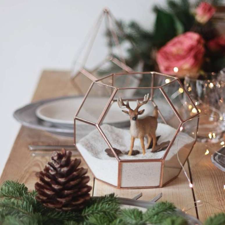 33. Rena em globo geom&eacute;trico para usar na decora&ccedil;&atilde;o de natal para sala de estar &ndash; Por: Waen