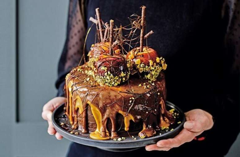 79. Bolo de Halloween feito com chocolate e maças. Fonte: Pinterest