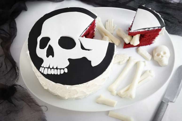 12. Bolo de Halloween com massa Red Velvet e topo de caveira. Fonte: Pinterest