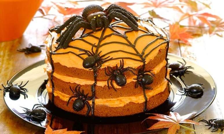 80. Bolo de Halloween com massa laranja e aranhas. Fonte: Pinterest
