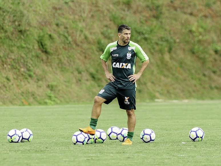 Leandro Donizete deve voltar ao Santos em novembro (Foto: Mourão Panda/América)