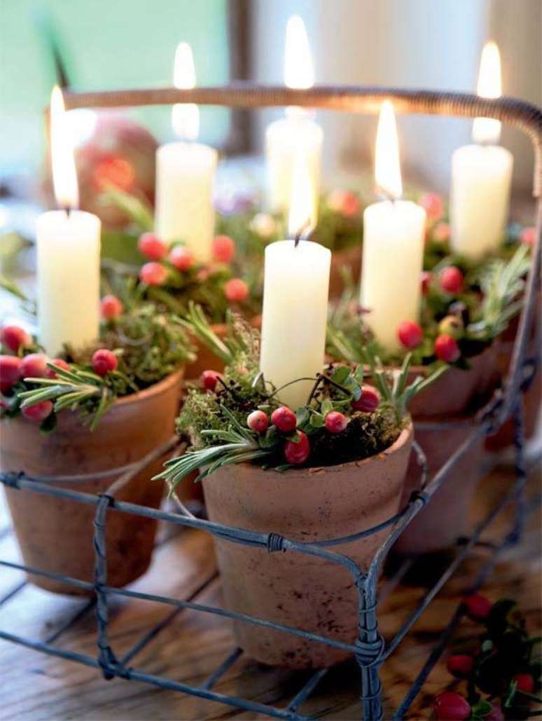 34. Os vasinhos com velas podem ser usados tanto na decoração de natal para sala, quanto como lembrancinhas – Por: Christmas 2019