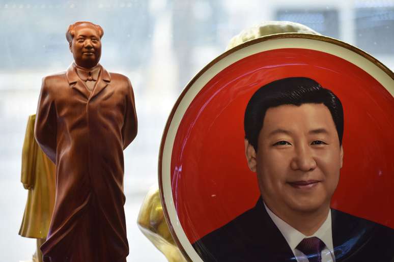 Xi Jinping comanda o Estado, o Partido e o Ex&eacute;rcito - "a sant&iacute;ssima trindade comunista", diz Laje - e muitos o consideram o governante chin&ecirc;s mais poderoso desde Mao