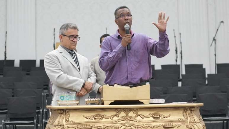 À direita, Jaziel dos Santos Ferreira, que concorre como Irmão Jaziel ao cargo de conselheiro tutelar em Goiânia e diz ser apoiado por mais de 60 líderes evangélicos de sua região