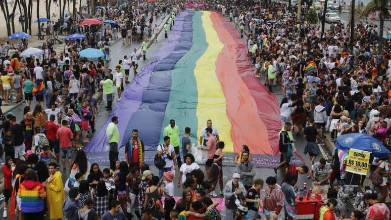 Defensores da abordagem de temas relacionados à diversidade sexual e de gênero nas escolas afirmam que postura busca combater homofobia e transfobia entre os jovens