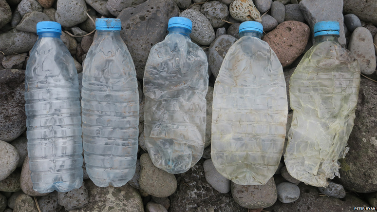 As evidências indicam que a maioria das garrafas de plástico na Ilha Inacessível haviam sido descartadas de navios