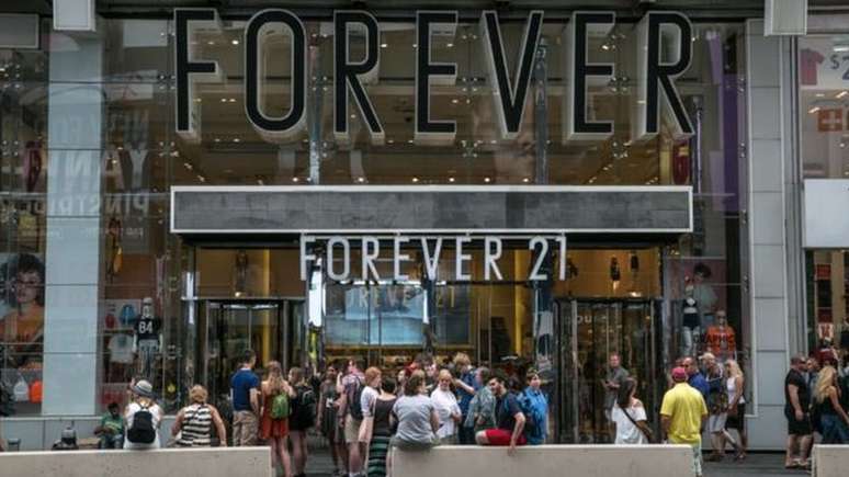 Em seu site, a Forever 21 enfatiza que suas lojas têm uma média de 3,5 mil metros quadrados