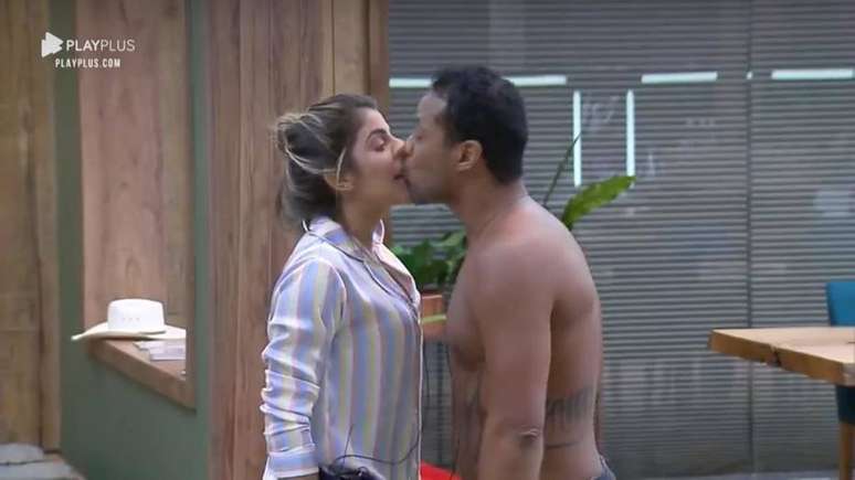 Phellipe Haagensen beija a ex-bbb Hariany sem permissão em A Fazenda 2019, da Record TV