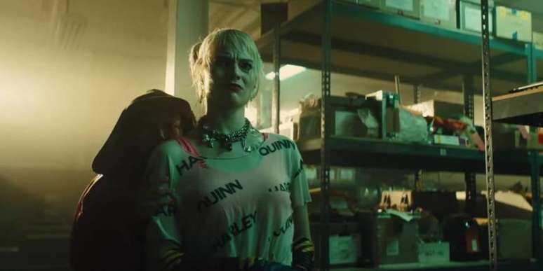 Margot Robbie durante cena do filme