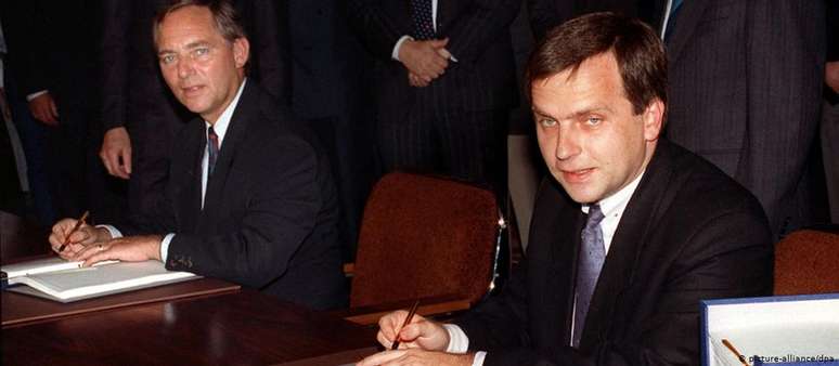 Wolfgang Schäuble,então ministro do Interior da Alemanha Ocidental, e Günther Krause, representante da Alemanha Oriental, assinam o tratado da reunificação alemã