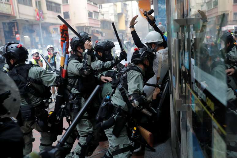 Policiais prendem manifestante durante protesto em Hong Kong
01/10/2019
REUTERS/Susana Vera