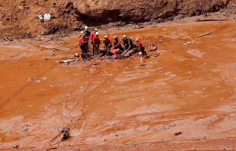 Trabalhos de resgate após rompimento de barragem de mineração da Vale em Brumadinho.