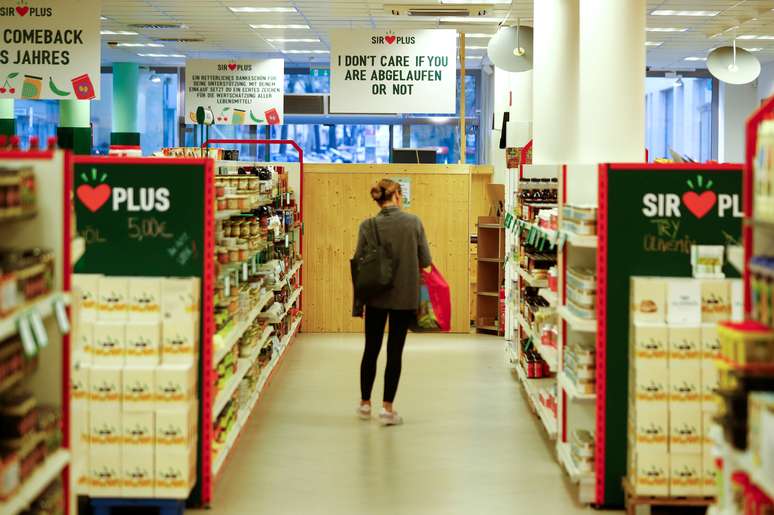 Consumidora faz compras em mercado em Berlim
18/02/2019
REUTERS/Fabrizio Bensch