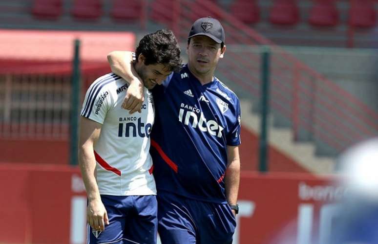 Alexandre Pato e Fernando Diniz durante treino da última segunda-feira (Foto: Rubens Chiri/saopaulofc.net)