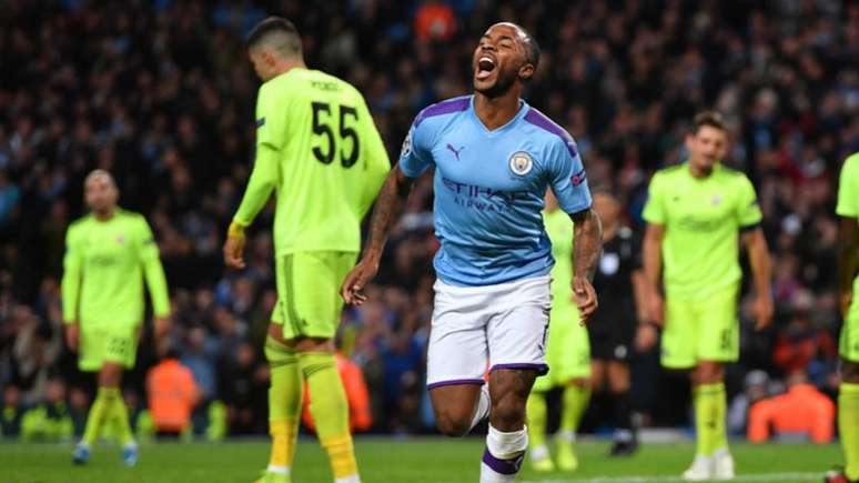 Sterling sai do banco parar marcar primeiro gol do Manchester City (Foto: AFP)