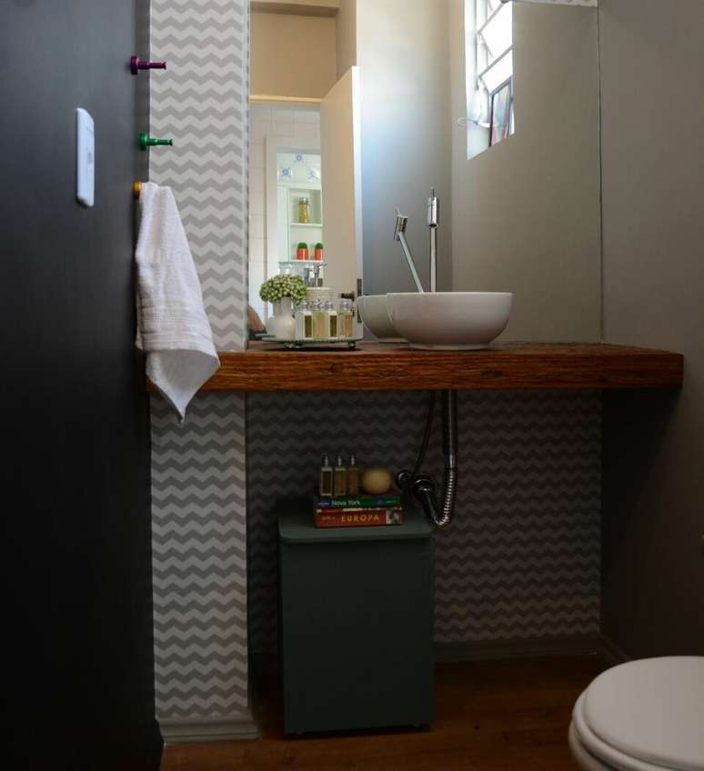 8. O balcão para banheiro com espelho embutido é o ideal em muitos sentidos. Projeto de Nathália Bilibio