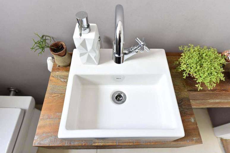 39. O balc&atilde;o para banheiro simples &eacute; interessante se mais r&uacute;stico. Projeto de Carla Cuono Arquitetura Interiores